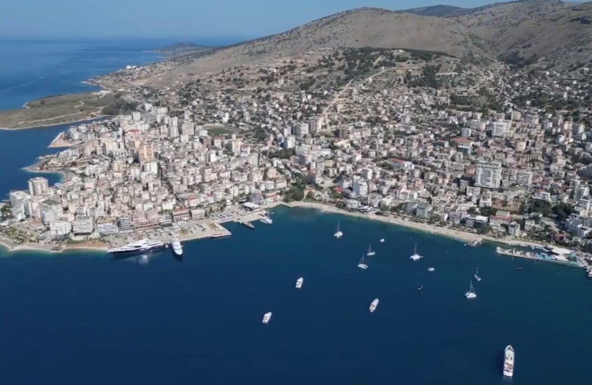 Turistët vlerësime për plazhet e kristalta, pastërtinë, sigurinë dhe ushqimin e shkëlqyer në Sarandë