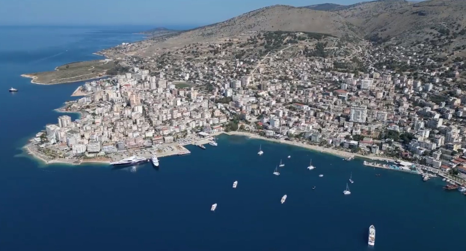  Turistët vlerësime për plazhet e kristalta, pastërtinë, sigurinë dhe ushqimin e shkëlqyer në Sarandë