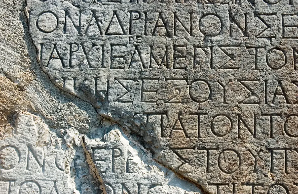 Inteligjenca artificiale deshifron shkrimet antike