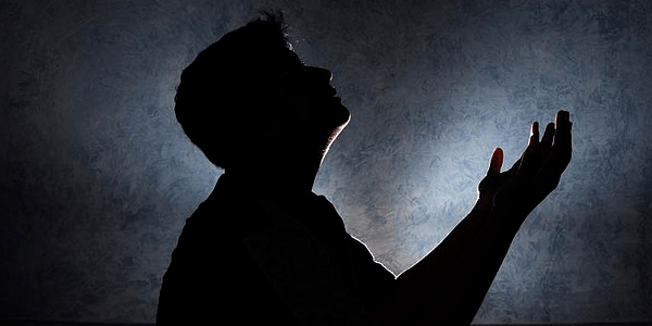 Shkenca vërteton: Lutja është ilaç për trupin dhe shpirtin