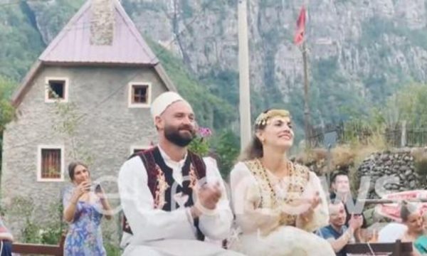  Një martesë në Theth, çifti nga Gjermania thotë “Po” mes Alpeve