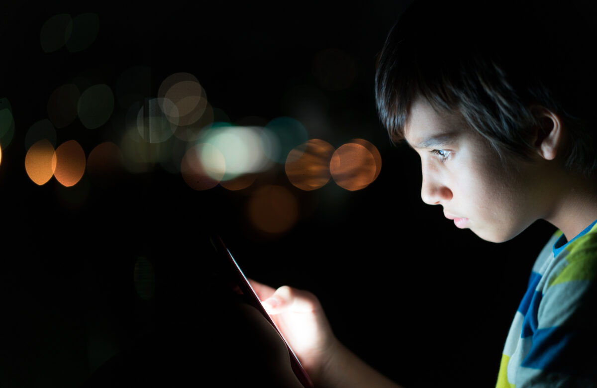 Si ndikon koha e kaluar në telefon, te gjumi dhe shëndeti mendor i adoleshentëve