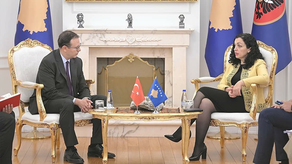  Presidentja e Republikës së Kosovës, Vjosa Osmani, ka pritur në takim ambasadorin e Türkiyes në Kosovë