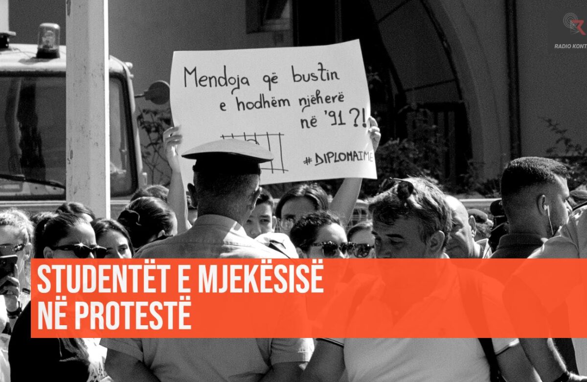 Studentët e Mjekësisë djegin ‘eurot’ para Ministrisë së Arsimit