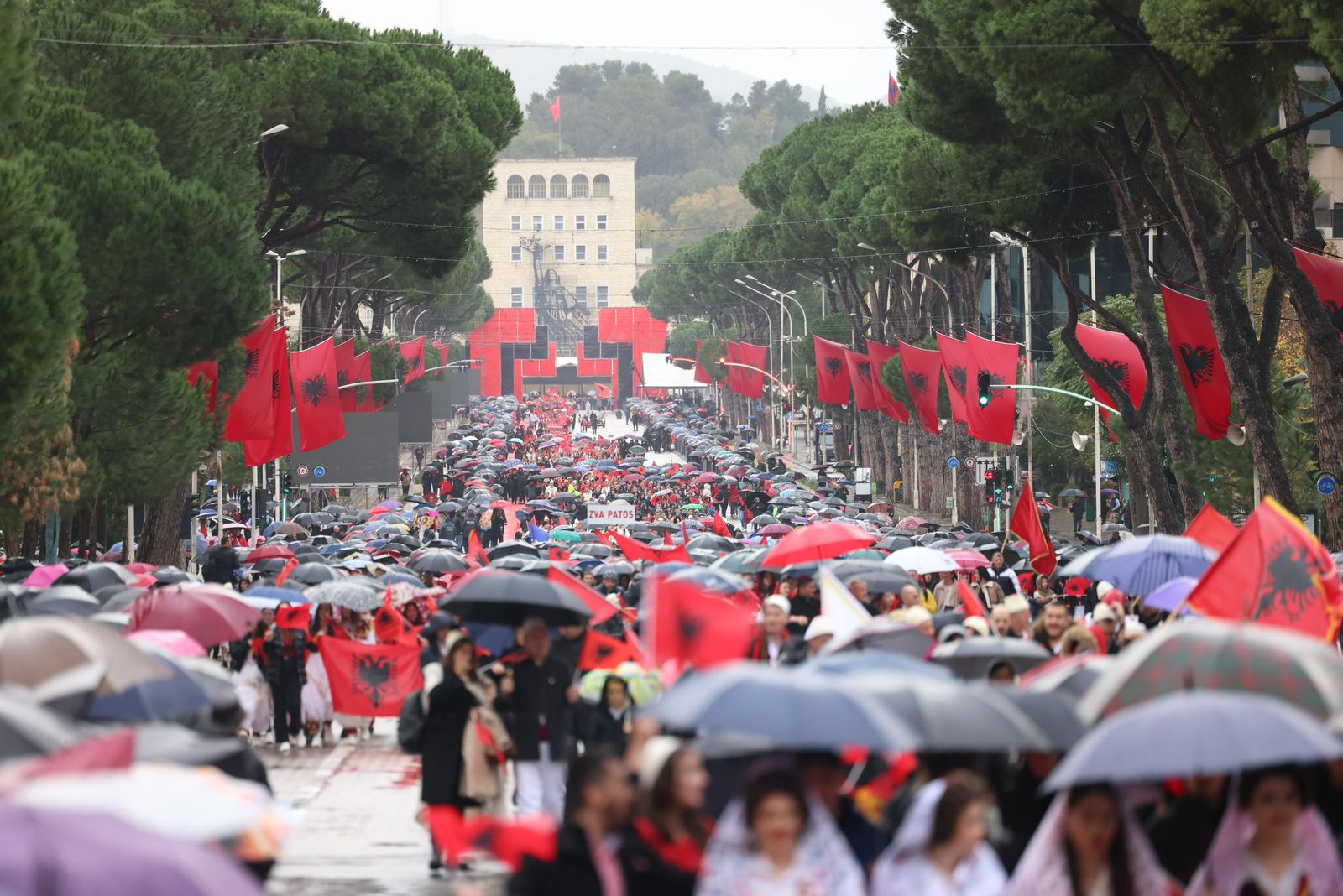  Mbahet “Parada e Shqiptarëve” në Tiranë me flamuj, motorë dhe simbole Kombëtare
