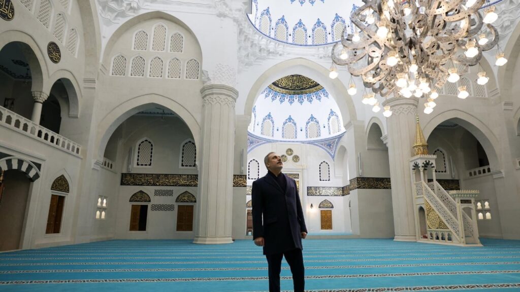 Ministri i Jashtëm turk në Shqipëri, vizitoi Xhaminë e Namazgjasë
