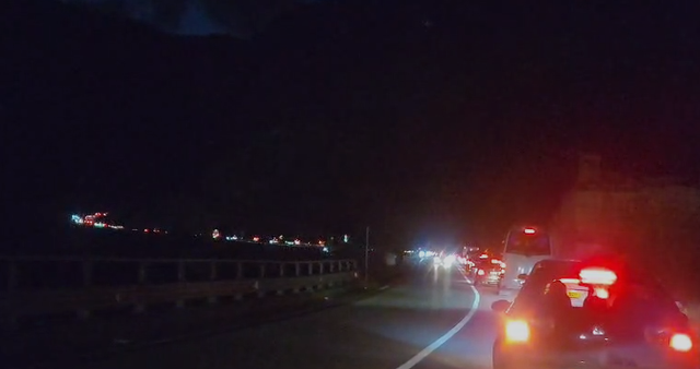  Trafik i rënduar në hyrje-daljet e Elbasanit, radhë kilometrike pranë Tunelit