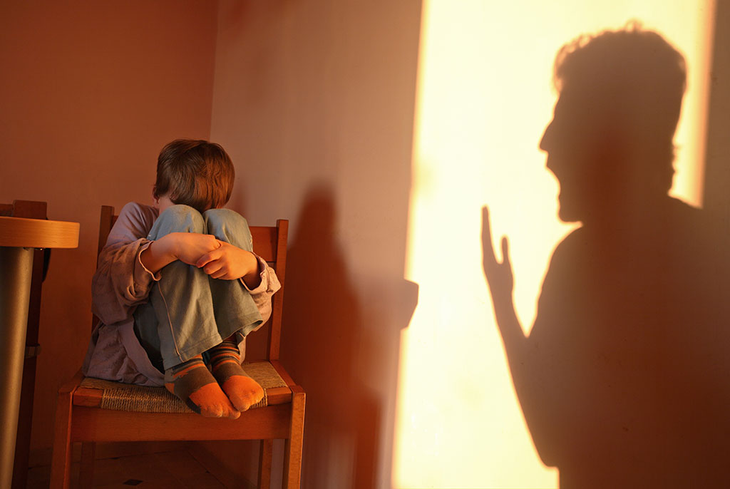 Të bërtiturat dhe toni agresiv ndaj fëmijëve mund të jenë po aq të dëmshme sa abuzimi fizik apo seksual