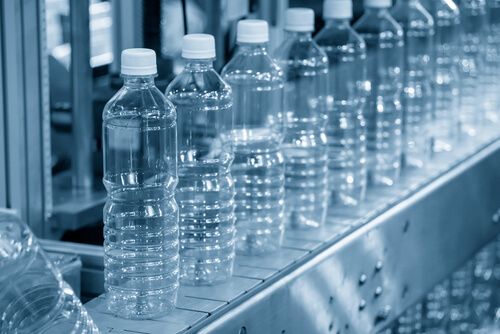 Uji në shishe përmban mesatarisht çerek milion grimca nanoplastike