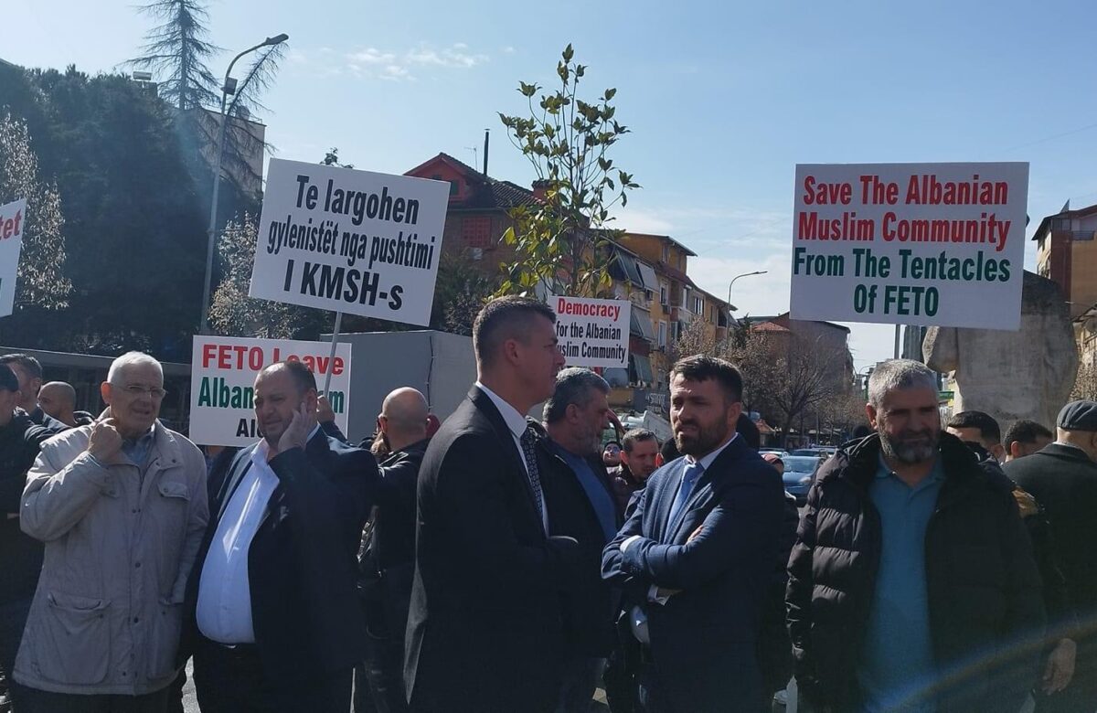 Zgjedhjet për kreun e KMSH, protesta para Medresesë kundër organizatës terroriste FETO