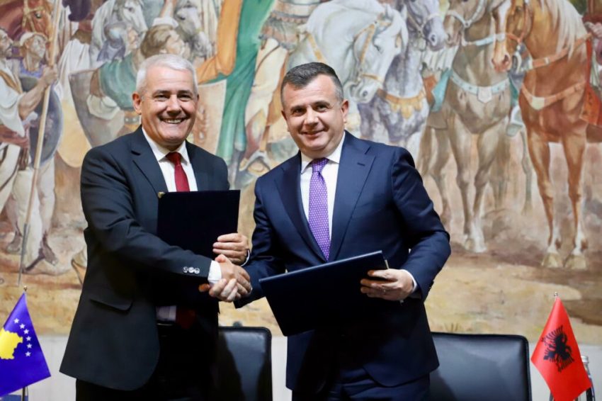 Qeveritë Shqipëri-Kosovë, nënshruan marrëveshjen për heqjen e kontrollit gjatë sezonit turistik