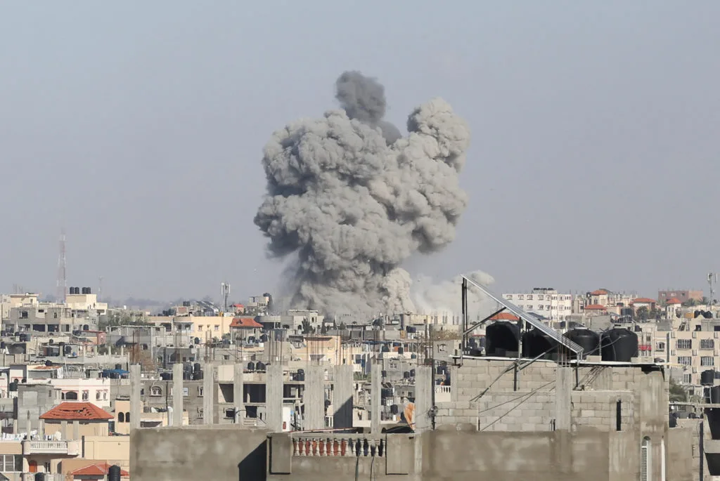  Hamasi pranoi marrëveshjen për armëpushim, Netanyahu refuzon: Po sulmojmë në Rafah