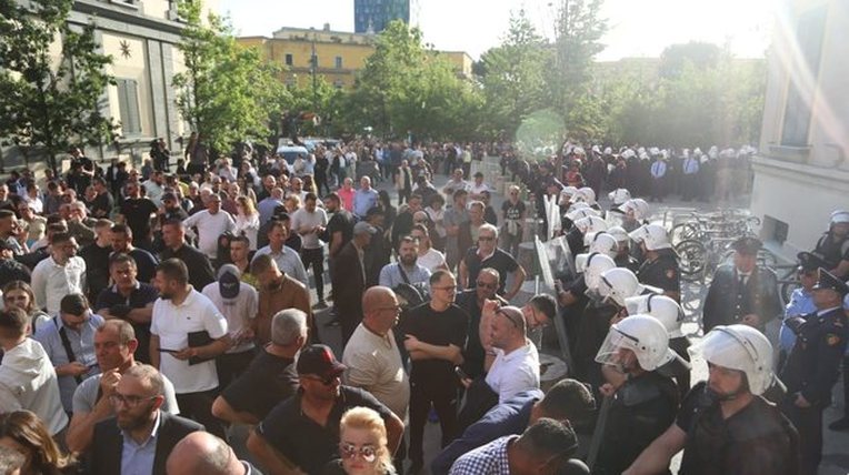 “Dinjitet për punëtorët!”, protesta për 1 Maj para Kryeministrisë