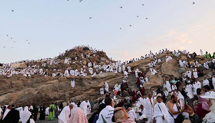  Pelegrinët muslimanë vazhdojnë udhëtimin shpirtëror me vizitën në malin Arafat