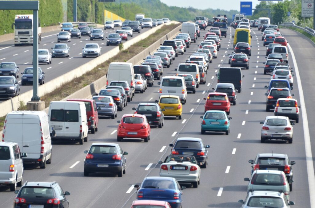 Përse në autostrada mund të krijohet trafik pa arsye?