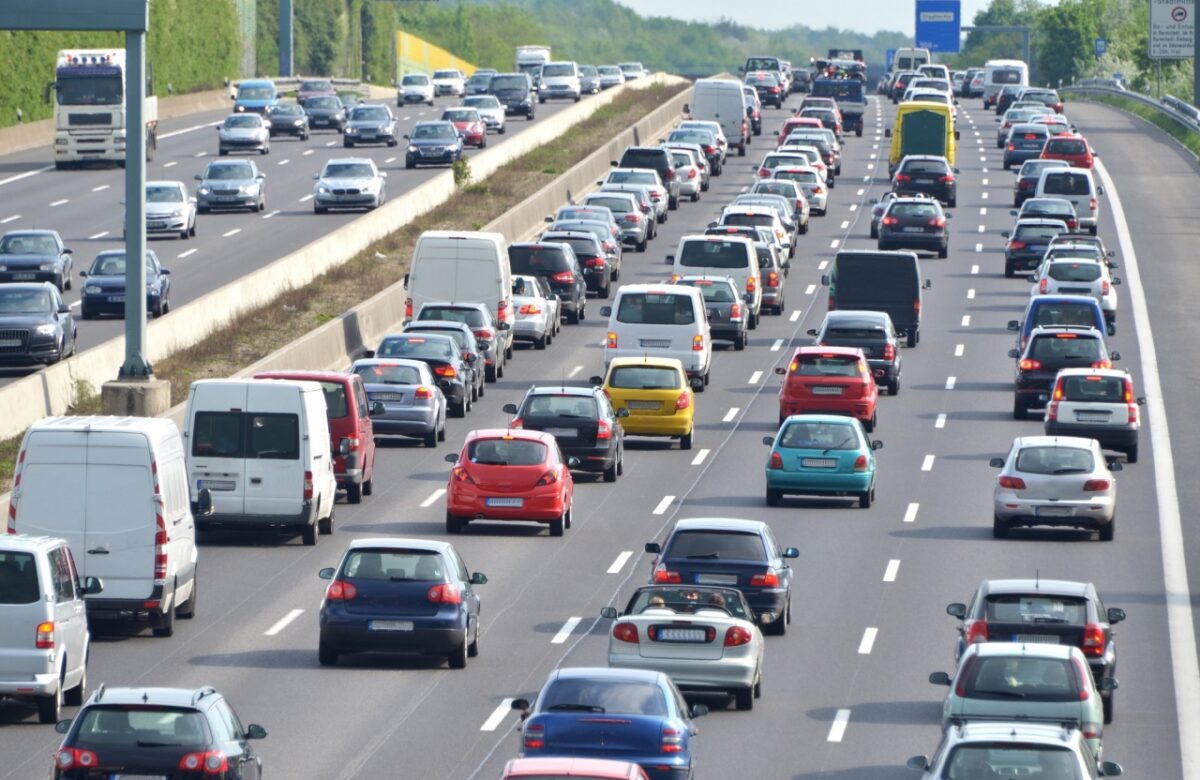 Përse në autostrada mund të krijohet trafik pa arsye?