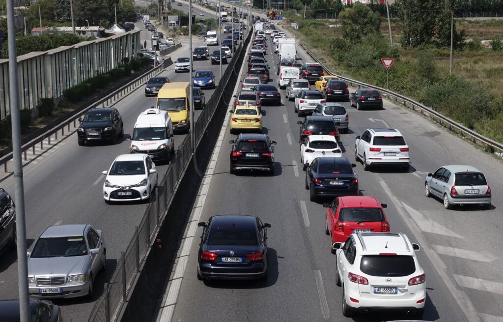 Në Shqipëri qarkullojnë 868 mijë mjete, 36% e tyre janë më të vjetra se 20 vite, dominojnë “Volkswagen” e “Mercedez Benz”