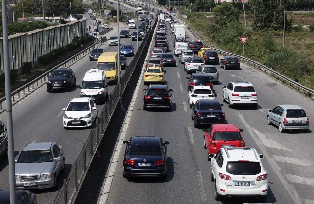 Në Shqipëri qarkullojnë 868 mijë mjete, 36% e tyre janë më të vjetra se 20 vite, dominojnë “Volkswagen” e “Mercedez Benz”