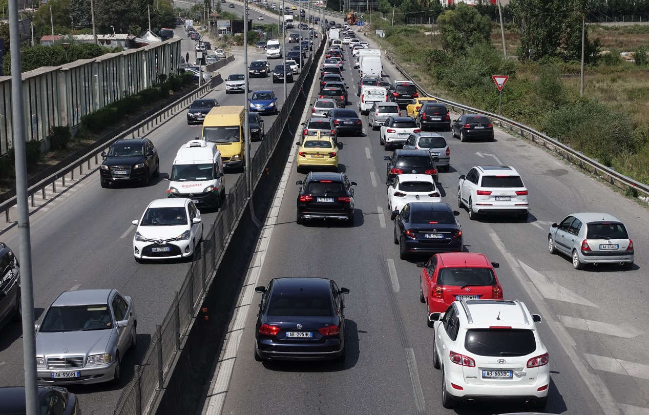  Në Shqipëri qarkullojnë 868 mijë mjete, 36% e tyre janë më të vjetra se 20 vite, dominojnë “Volkswagen” e “Mercedez Benz”