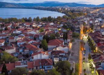 Dikur quhej “kryeqyteti i Shqipërisë”, sot Janina i gëzohet qindra-mijëra turistëve nga Shqipëria