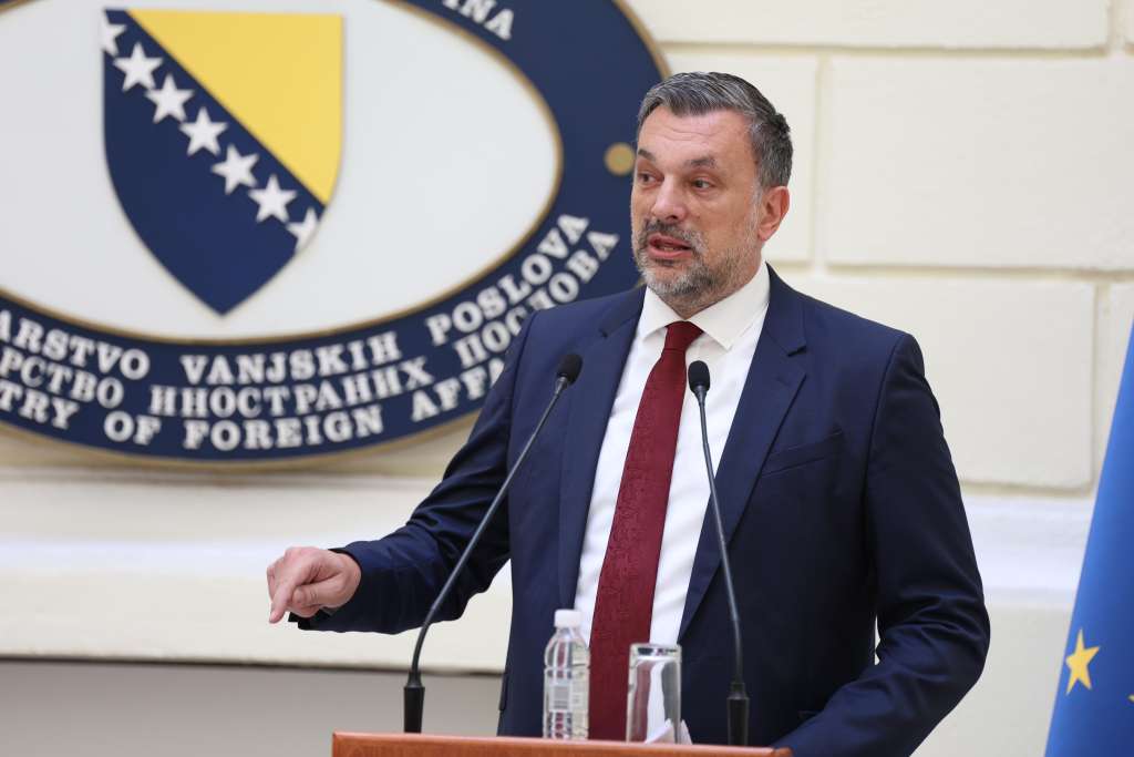 Mlladiq varroset me nderime ushtarake në Beograd, BeH tërheq ambasadën dhe ul komunikimet me Serbinë