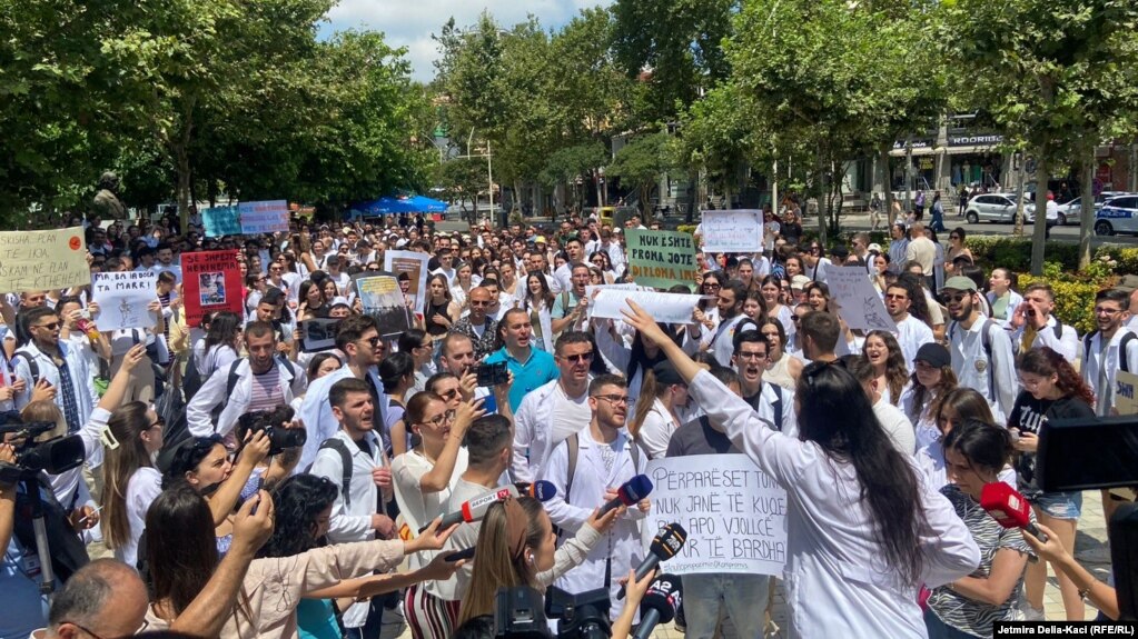  Studentëve u bashkohen pedagogët dhe mjekët
