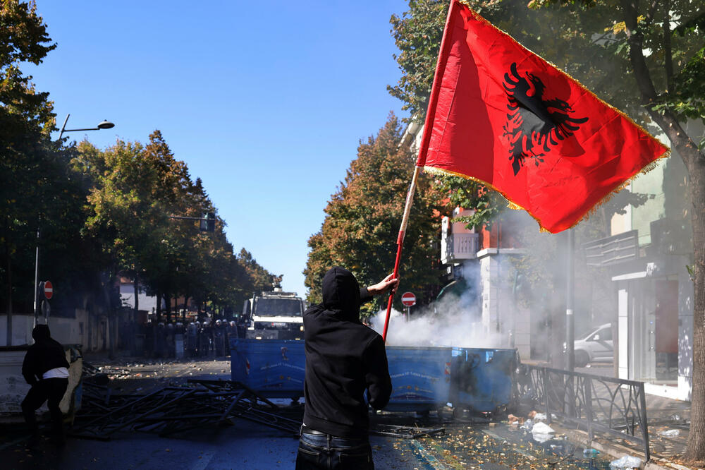  Tirana mes protestash: 89 të lënduar, autobusë të dëmtuar dhe banka me dyer të mbyllura