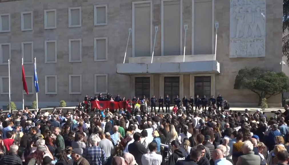  Protestat në Tiranë, një tjetër ditë përballjeje mes studentëve dhe qeverisë