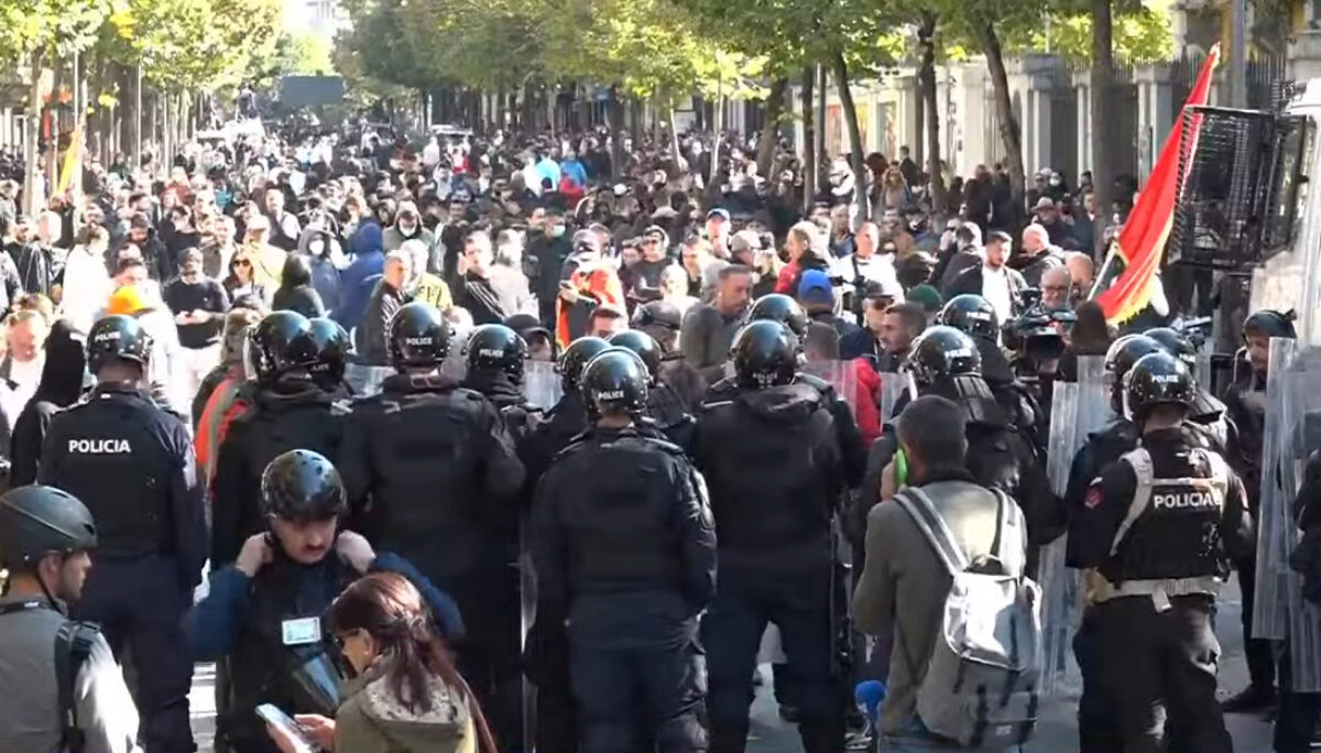 Një fundjavë tensioni në Tiranë, nga protesta te reagimet politike