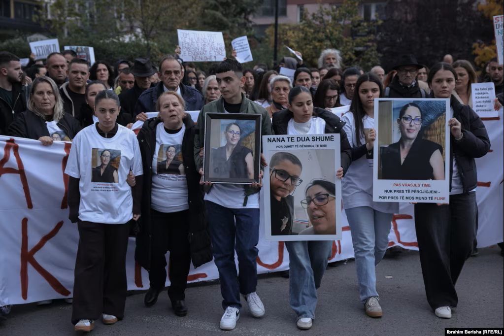  “Denonco. Prit. Vdis!” Protesta për Arlinda Zekajn vazhdon në Prishtinë