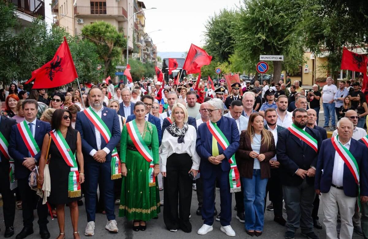 Spezzano Albanese vishet kuq e zi, Parada Arbëreshe rikthen traditat shqiptare në rrugët e qytetit