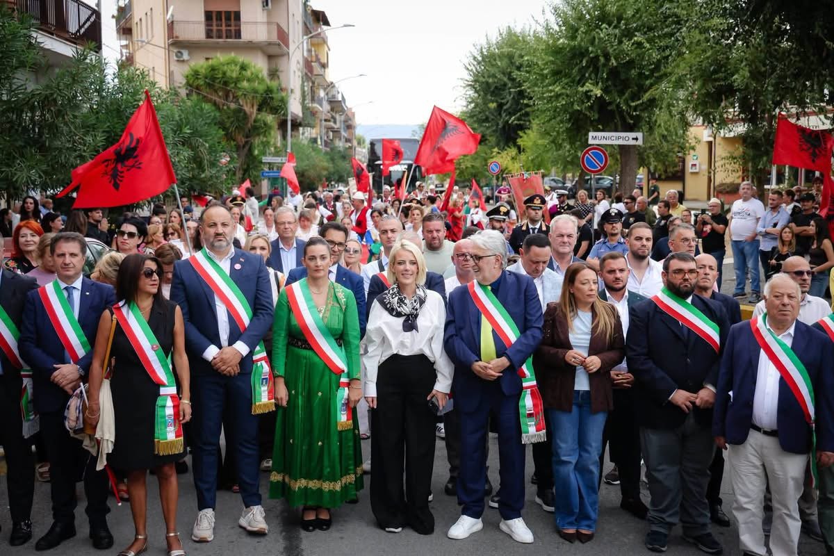  Spezzano Albanese vishet kuq e zi, Parada Arbëreshe rikthen traditat shqiptare në rrugët e qytetit